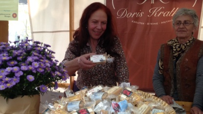 Doris Kratkey und eine Mitarbeiter hinter den Bliesgauseifen Doris Kratkey und eine Mitarbeiterin hinter den Bliesgauseifen