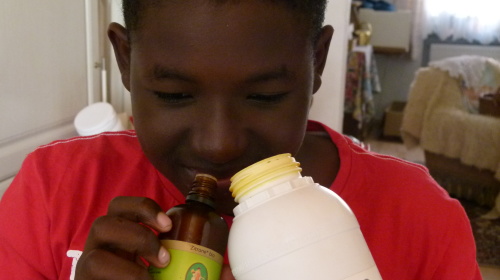 Ricco Kaboré probiert Essenzen für die Jugendseife "Ricco"aus. Ricco Kaboré probiert Essenzen für die Jugendseife "Ricco"aus.