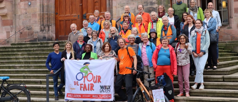 Tour de Fair 2023 - Menschengruppe vor dem Saarbrücker Rathaus